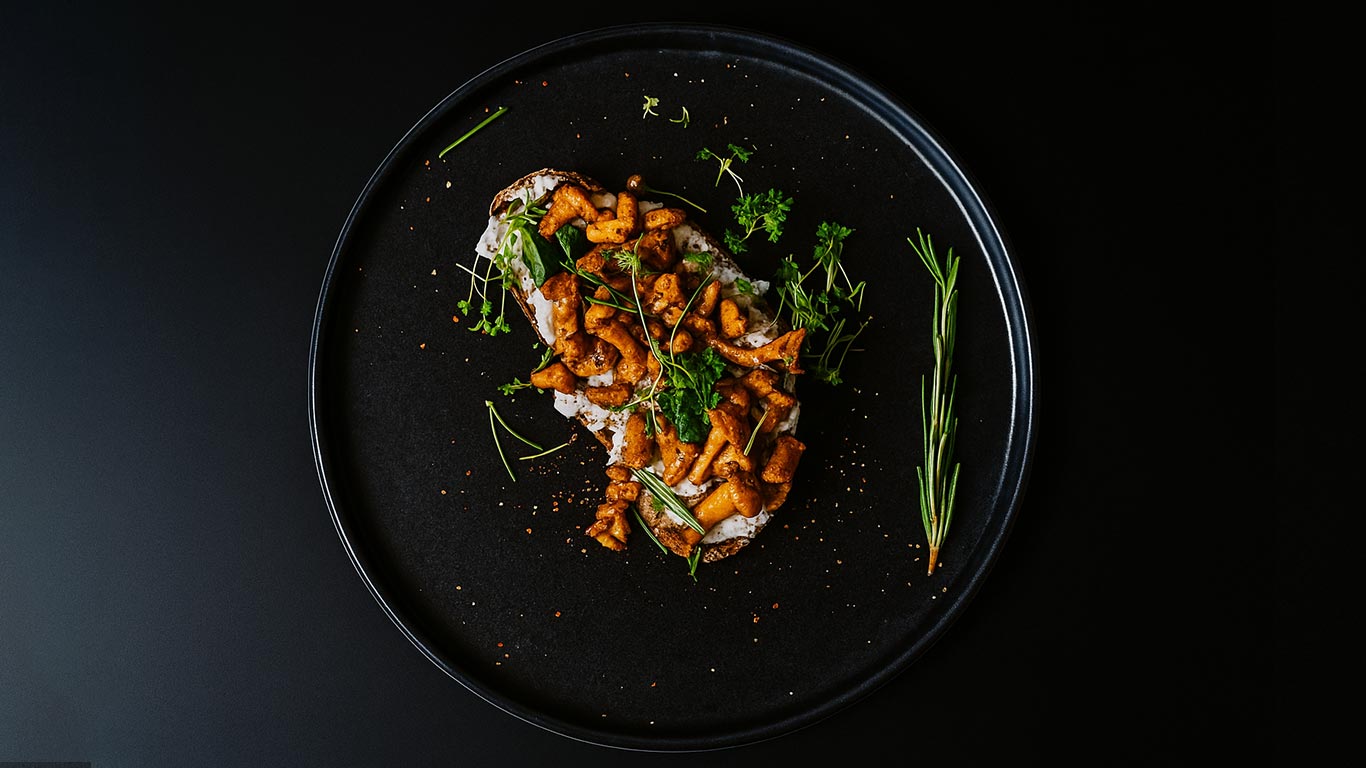 Tartines croustillantes aux girolles et chèvre frais